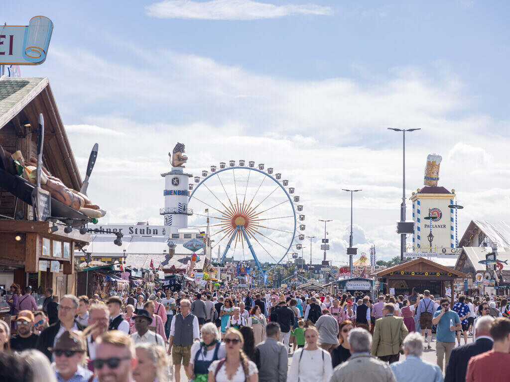 Oktoberfest mit vielen Gästen und Riesenrad