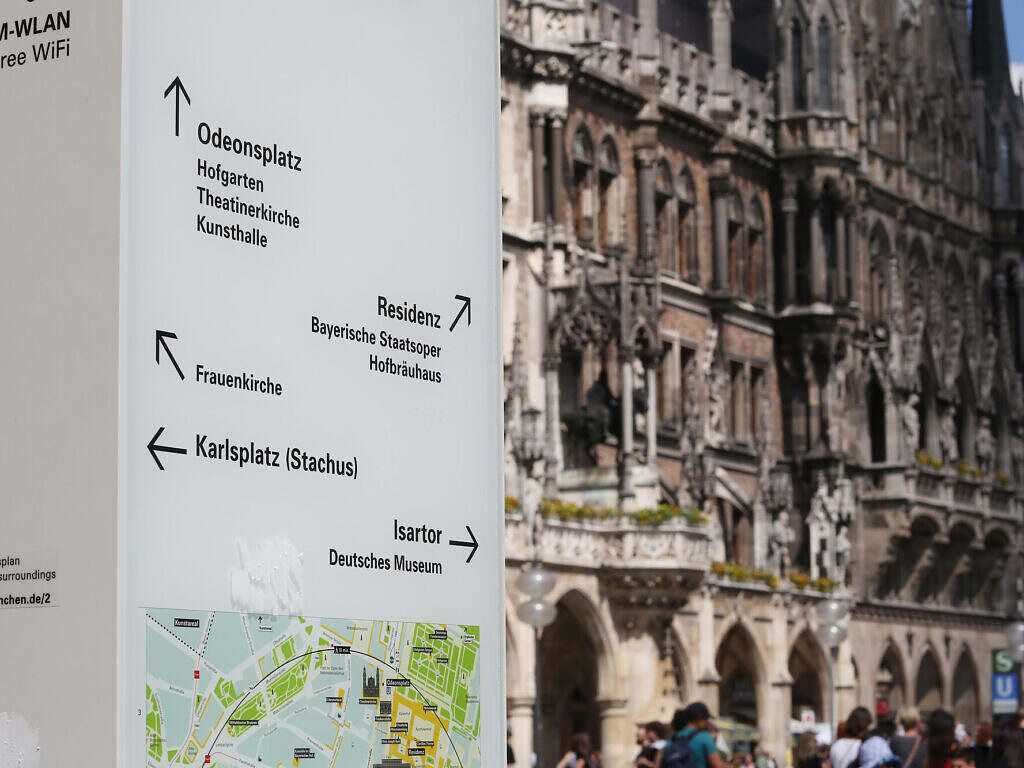 Rathaus mit Infotafel zu wichtigen Plätzen