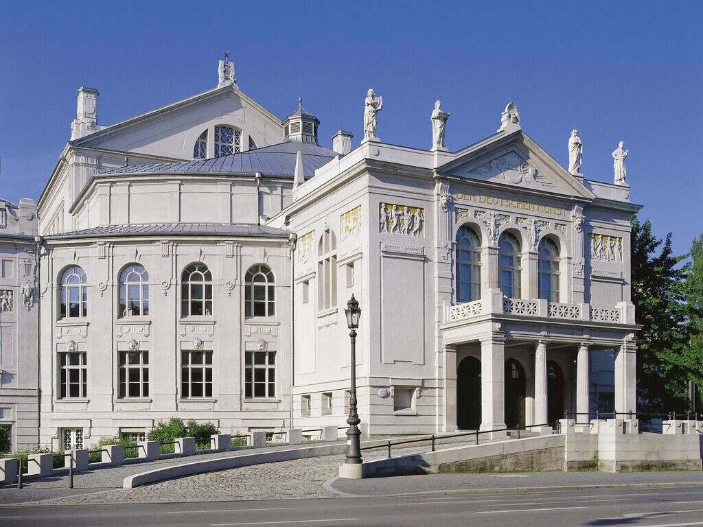 weißes Theatergebäude