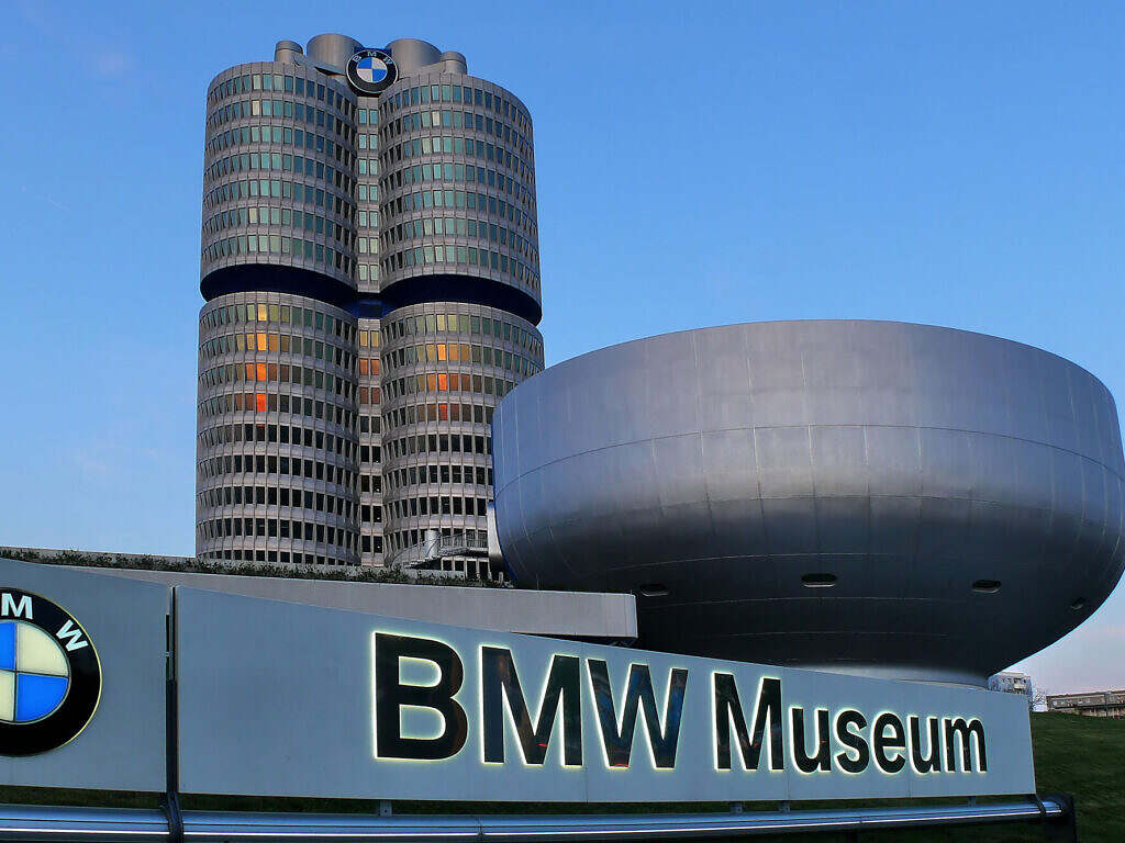 BMW Museum mit Hauptsitz dahinter