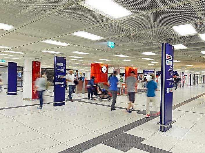 Menschen im U und S-Bahn Zwischengeschoss