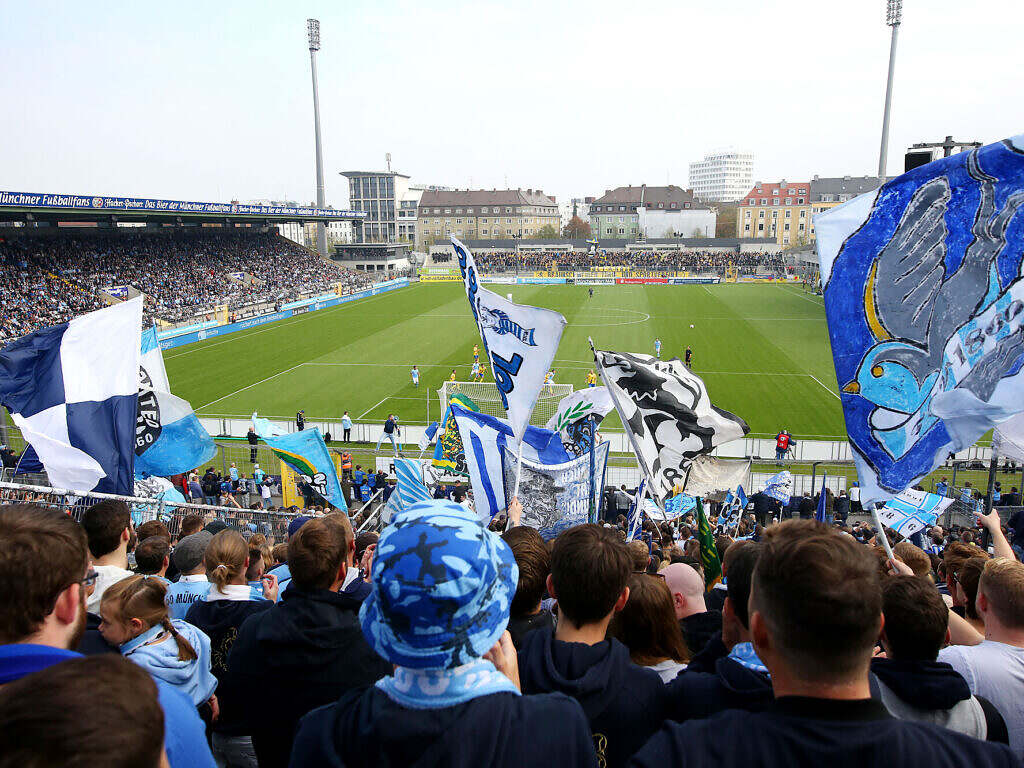 Tribüne mit Fans im Grünwalder Stadion