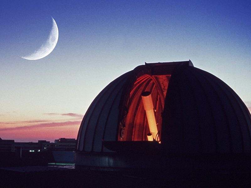Kuppel der Sternwarte mit Mond am Nachthimmel