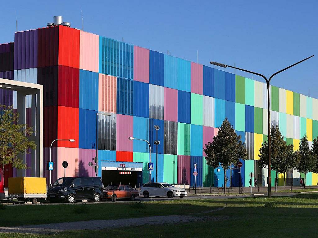 Bunte Fassade des Mira Einkaufszentrums
