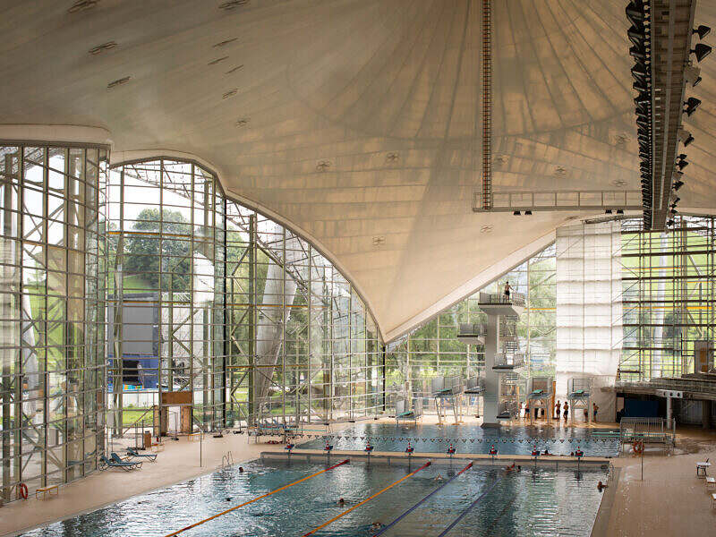 Schwimmhalle mit Glasfront und Baugerüst