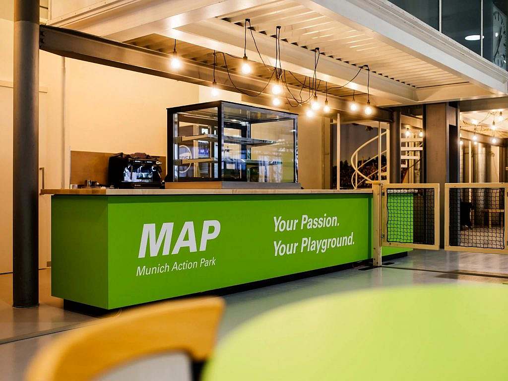 Tresen mit Aufschrift MAP Munich Action Park Your Passion. Your Playground.