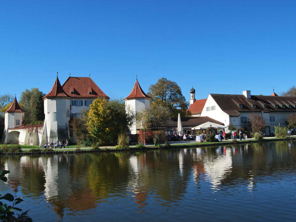 Lake in front of the palace park