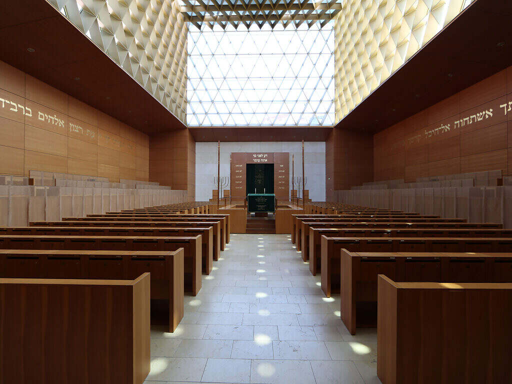Innenraum der Synagoge mit Altar und Bänken