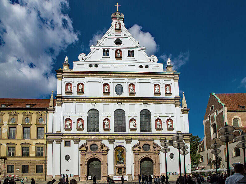 Blick auf Kirchengebäude