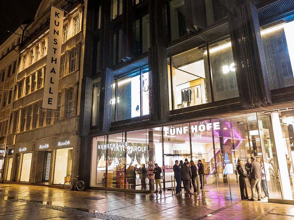 Kunsthalle bei Nacht mit mehreren Personen