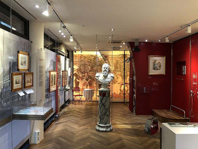 Statue umrignt von Bildern in einen Raum