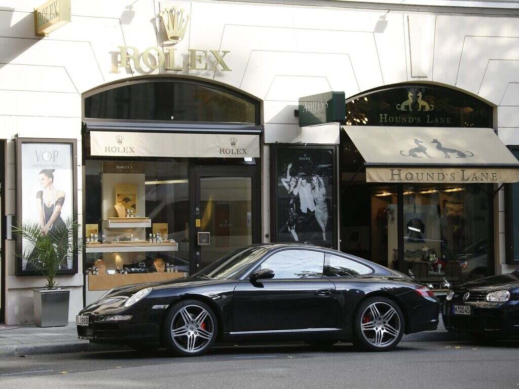 Autos vor Rolex-Laden