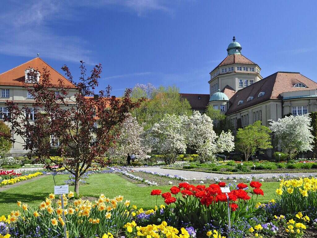 Blumenbeet vor Schloß