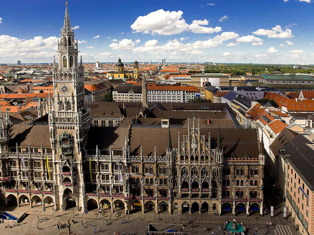 Blick von oben auf Rathausturm mit Glockenspiel