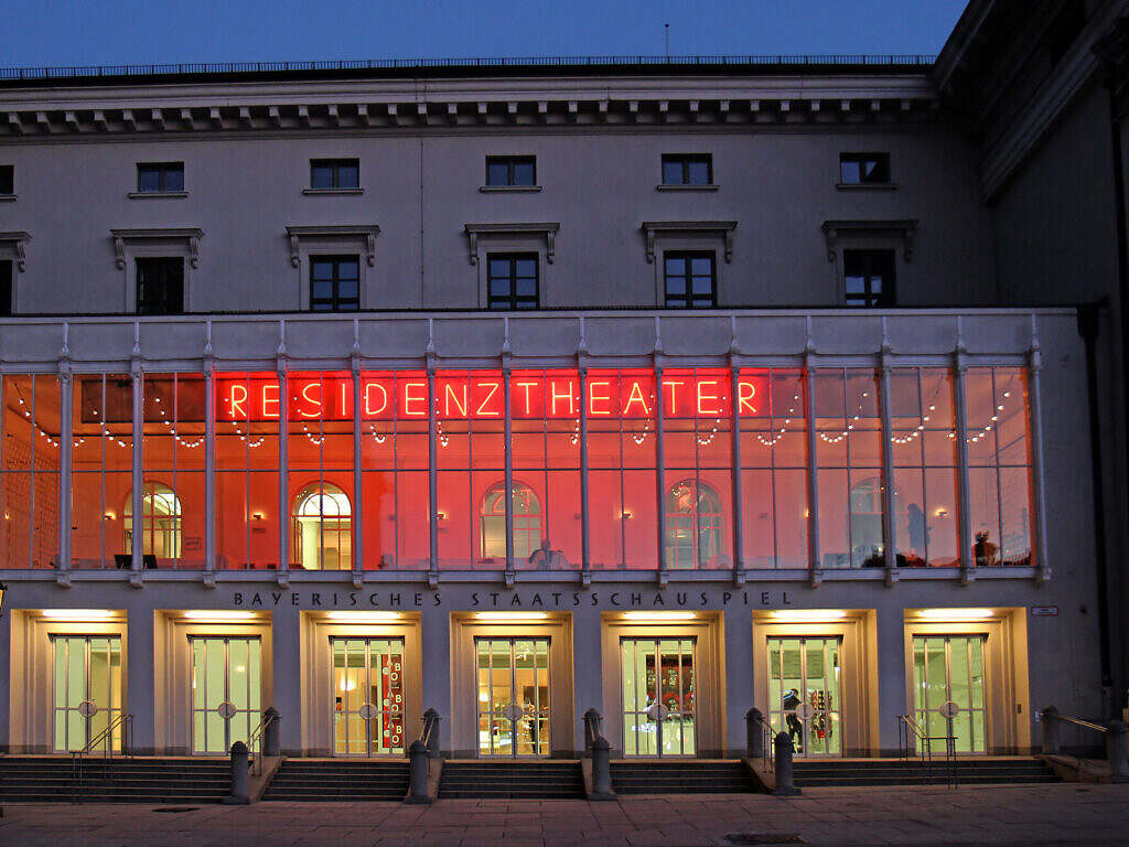 beleuchtetes Gebäude Text: Residenztheater