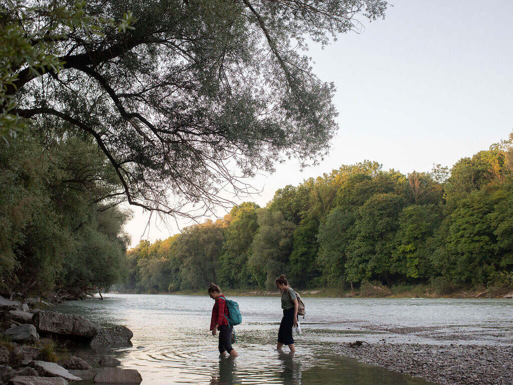 Zwei Personen in der Isar