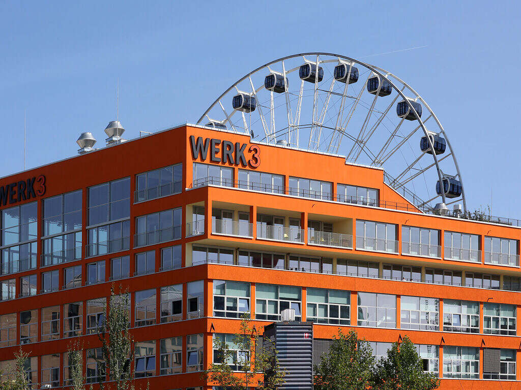 Werk 3 Gebäude dahinter Riesenrad