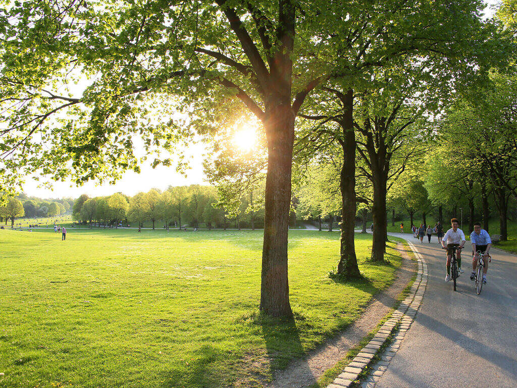 Westpark grüne Wiese daneben zwei Radfahrer