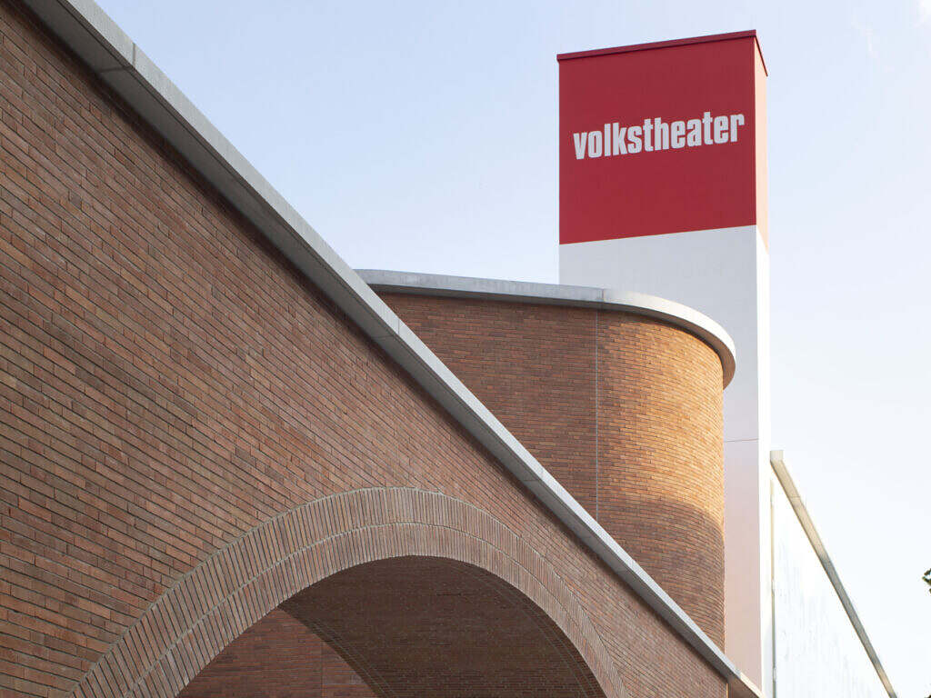 Torbogen mit Schlot Text: Volkstheater