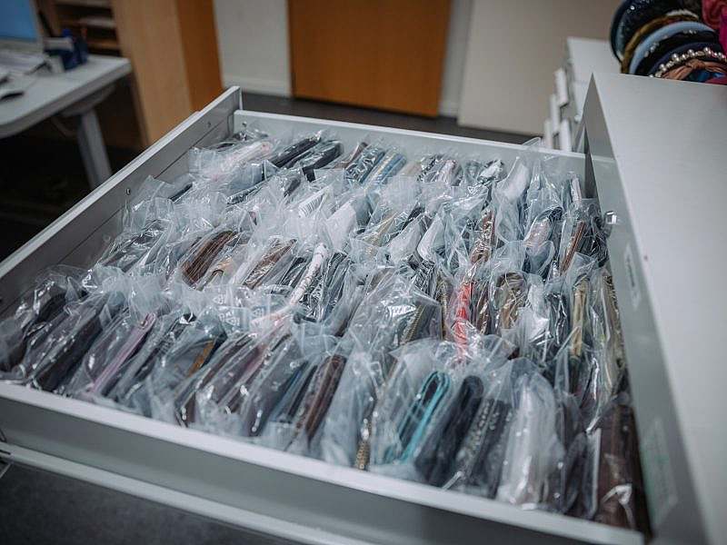 Viele Geldbörsen in Plastik verpackt in einer Schublade