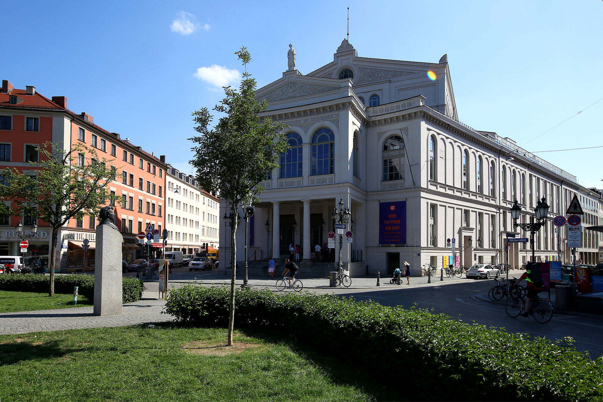 Theatergebäude mit Wiese