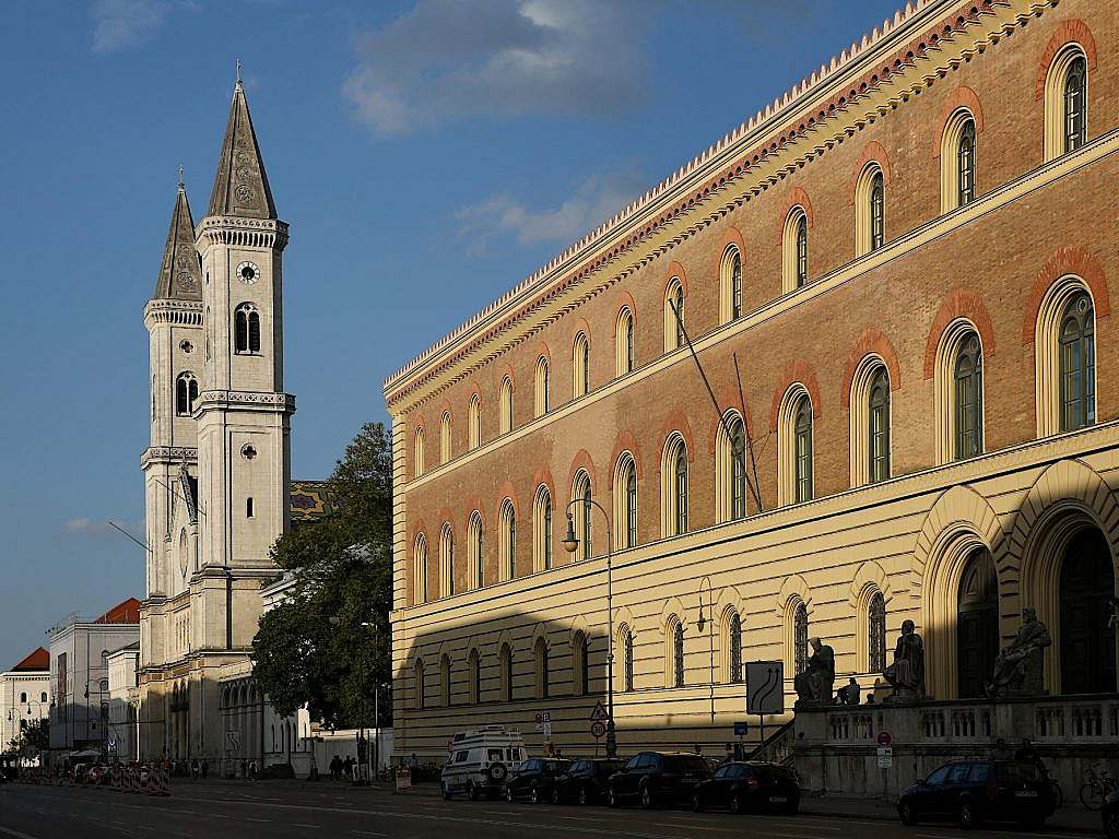 Staatsbibliothek und Ludwigskirche dahinter