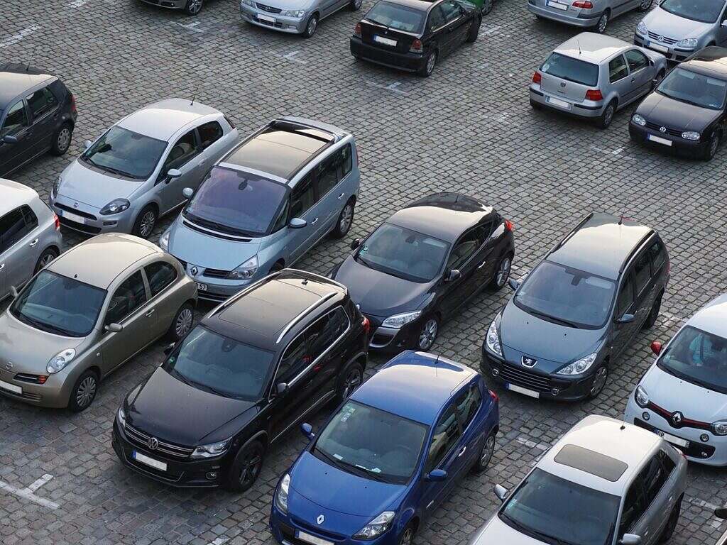 Mehrere Fahrzeuge auf Park & Ride Parkplatz
