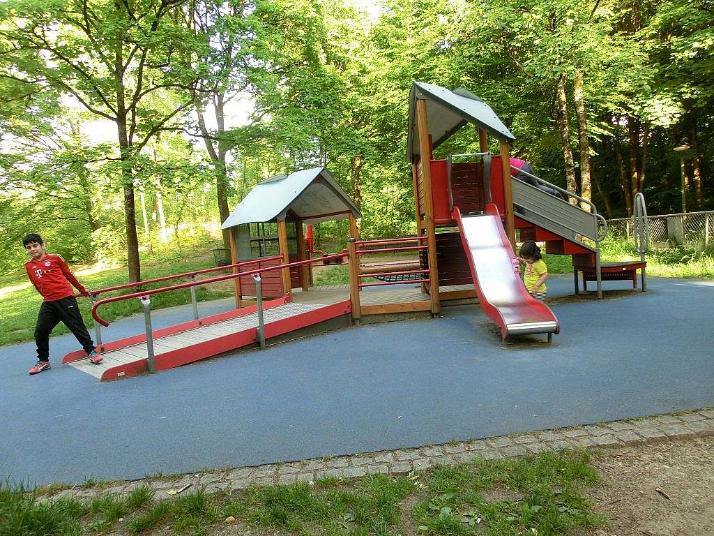 Spielplatz mit Rampe ohne Sand