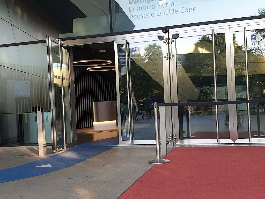 stufenfreier Zugang Nord mit Drücker-Pfosten