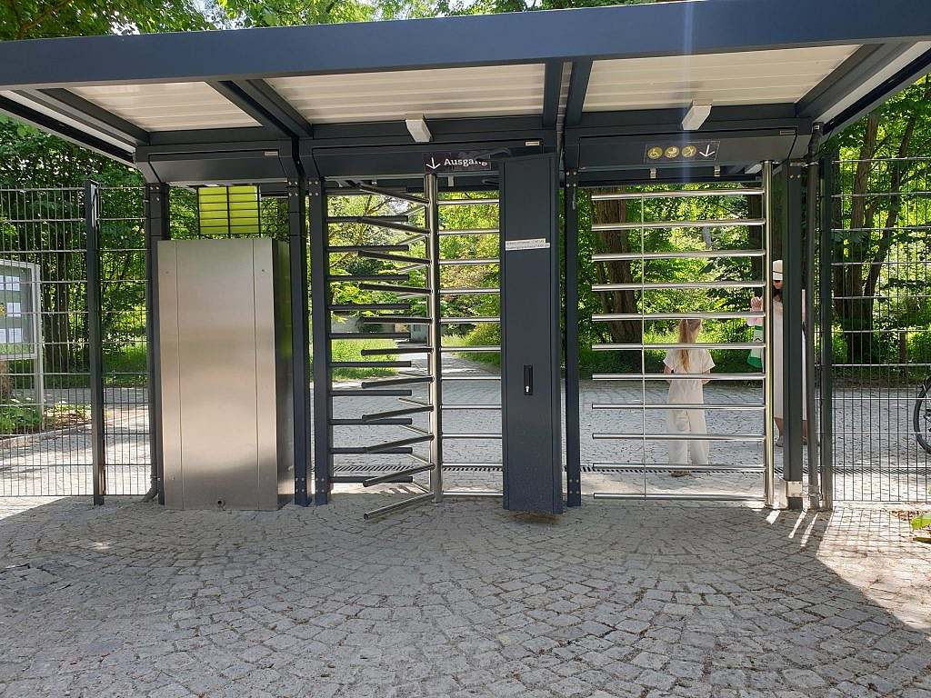 Exit to the castle park with extra-wide alternative