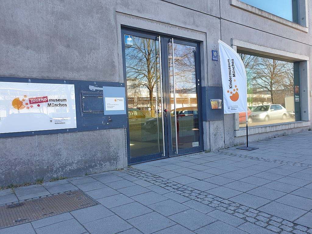Ground-level access to the Munich Children's and Youth Museum