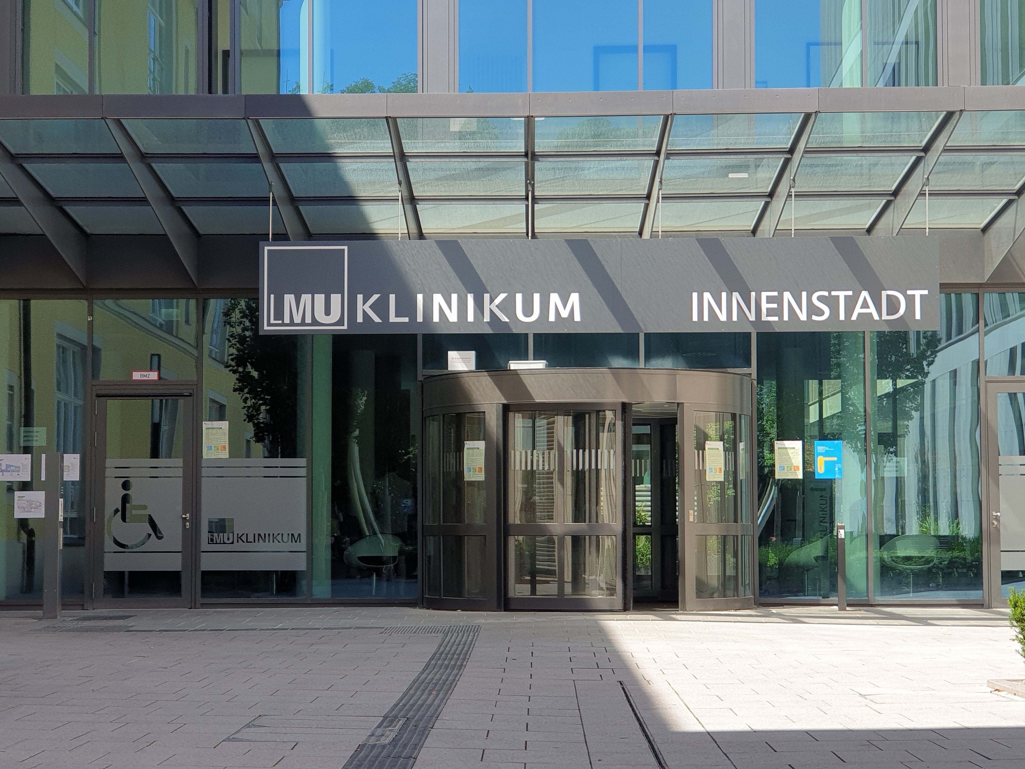 Eingang LMU Klinikum Innenstadt mit Rollstuhleingang