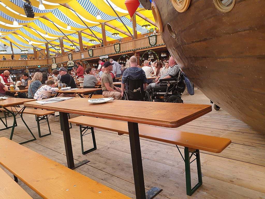 Großes Zelt mit Rollstuhltisch
