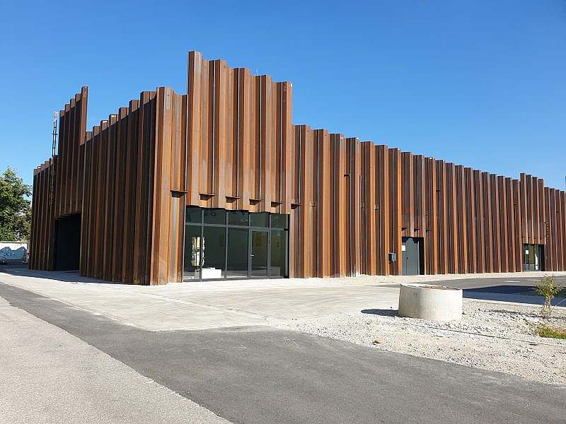 Rostbraune Metall Fassade des Schwere Reiter Veranstaltungsorts