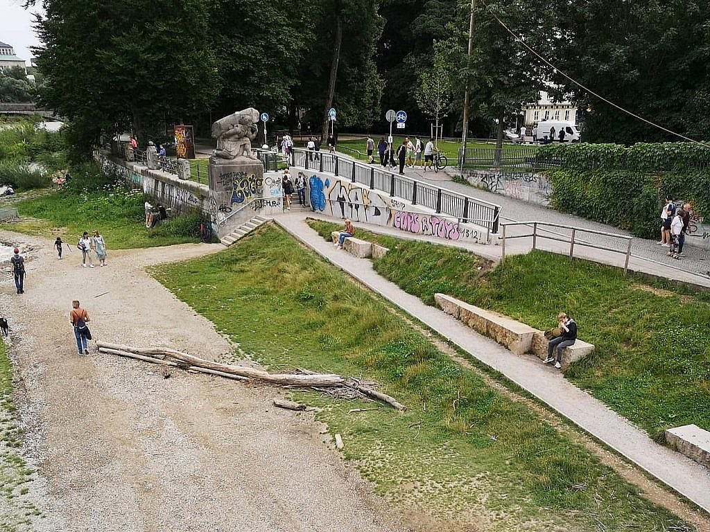 Unpaved ramp on the side of the Reichenbach bridge to the bank