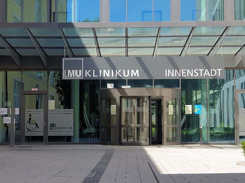 Entrance to LMU Klinikum Innenstadt with wheelchair access