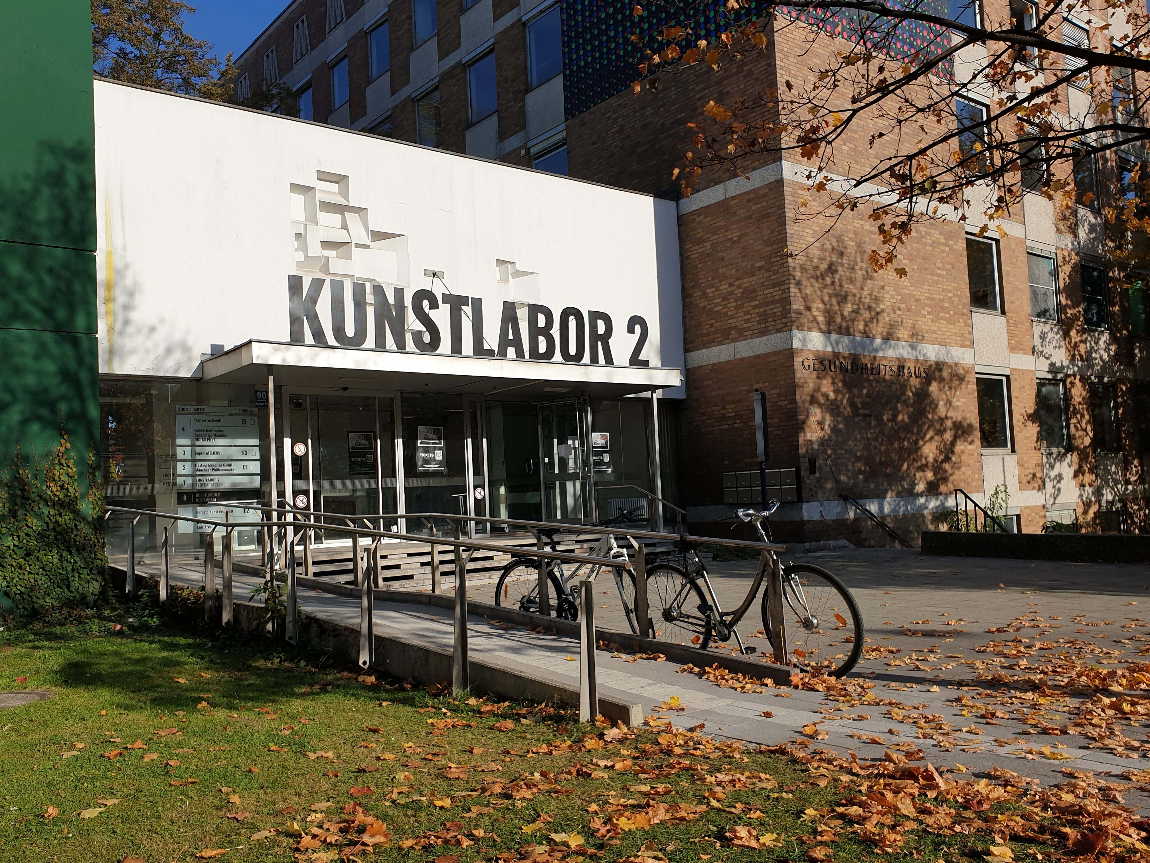 Access Kunstlabor 2 with ramp on the left