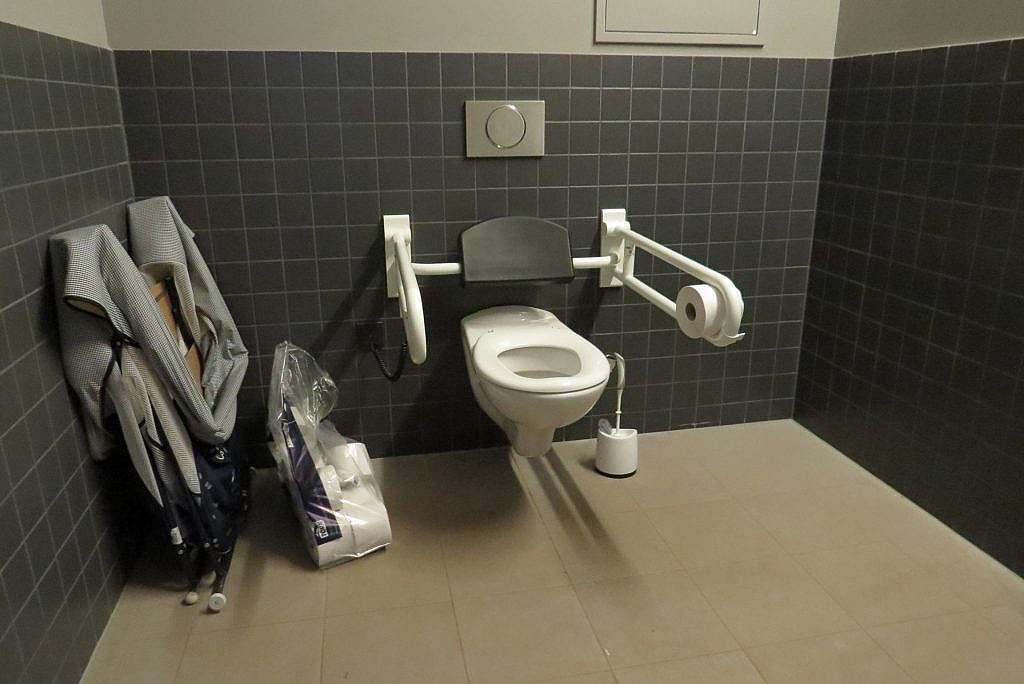 Barrier-free WC in the main building