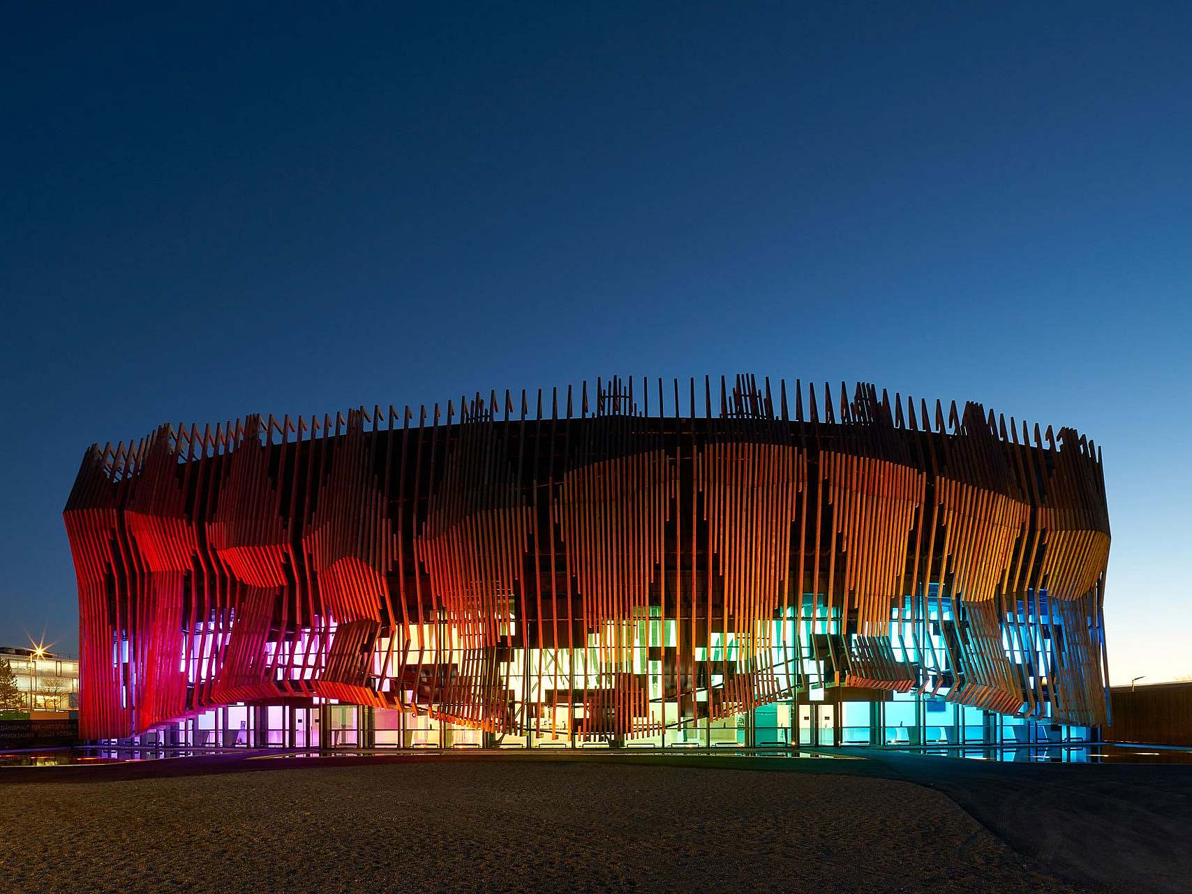 Showpalast bei Nacht in Regenbogenfarben