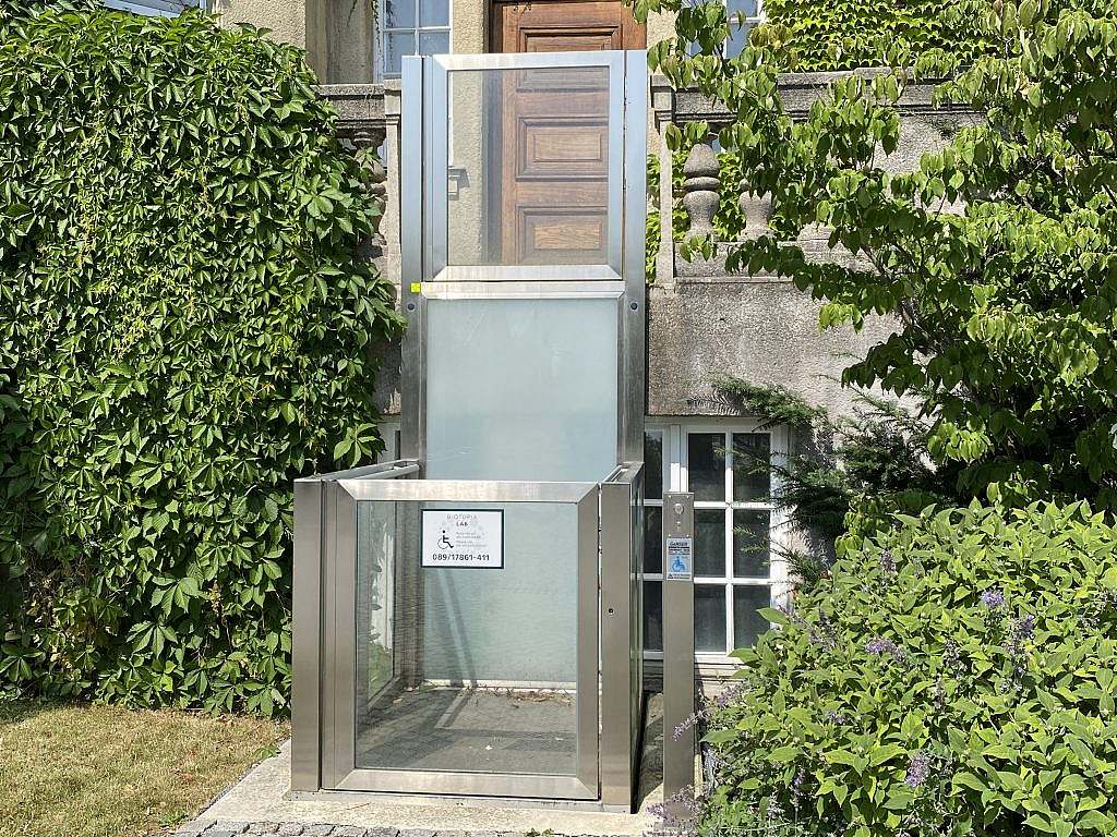 External lift for wheelchairs to the mezzanine floor