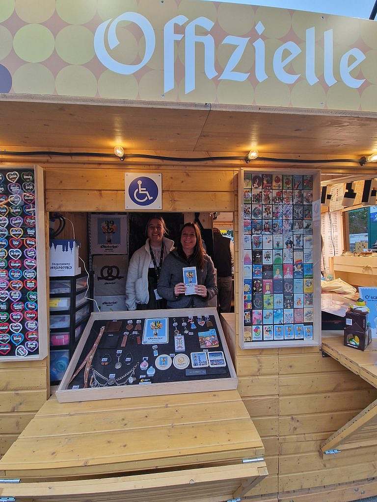 Infostand mit Rollstuhl-Symbol