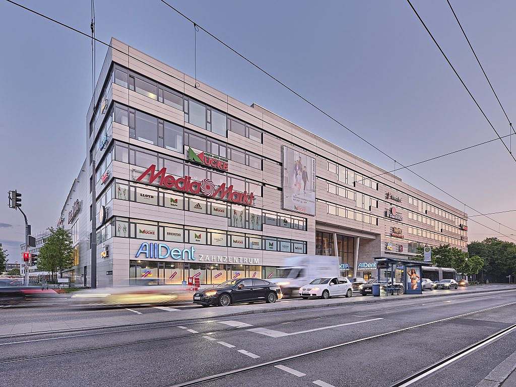 Gebäudefront mit Fenstern pro Etage und Aussenwerbung