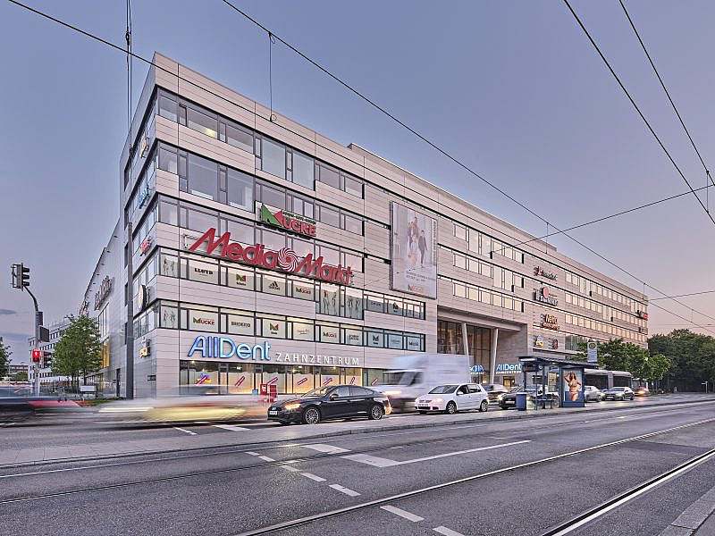 Gebäudefront mit Fenstern pro Etage und Aussenwerbung