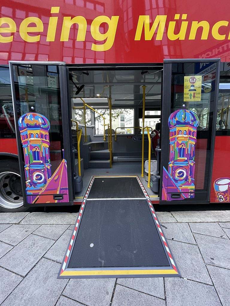 Offener Tourbus mit ausgeklappter Rampe