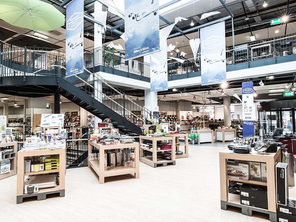 Lichtdurchfluteter Zentralbereich mit Treppe und Galerie