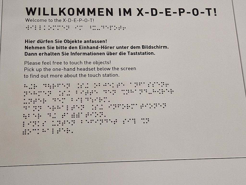 Infoschild in Klarschrift und Brailleschrift