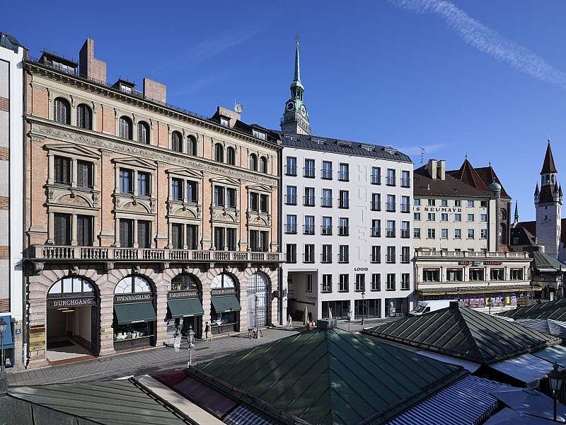 House façade with arched shop windows on the ground floor