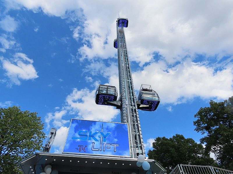 Vertically upward-reaching mast with four cabins, one on each side, two of which are opposite each other at different heights.