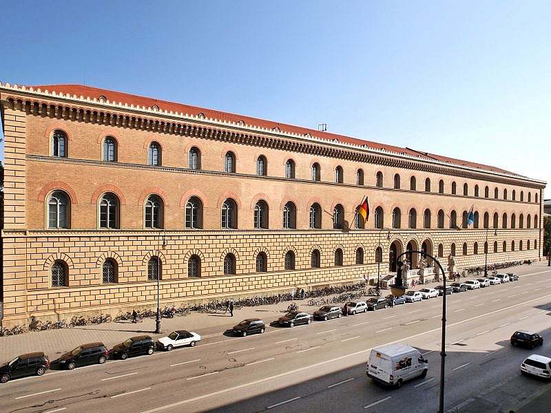 Fassade von der Strassenseite mit Eingang