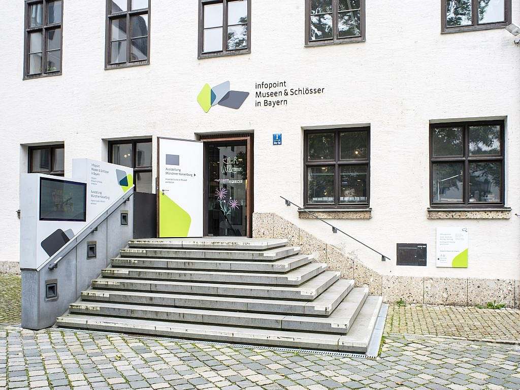 Eingang zum Infopoint mit acht Stufen, pyramidenförmig über Eck mit beidseitigem Handlauf
